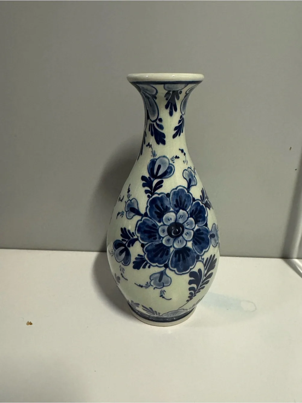 Regina Delft 2011 ceramic vase 5.5”